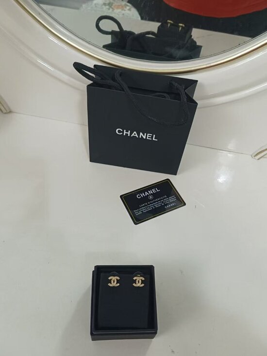 Authentic Chanel earrings - Picture 4 of 5